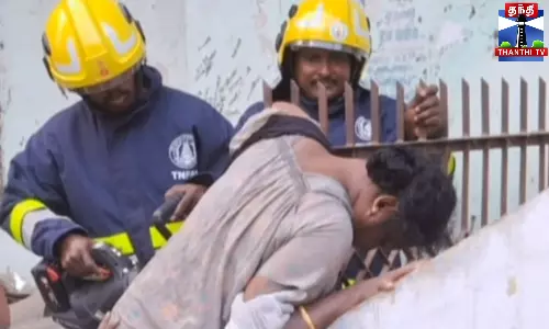 கம்பியில் சிக்கி துடித்த திருநங்கை பத்திரமாக மீட்பு கம்பியில் சிக்கி துடித்த திருநங்கை பத்திரமாக மீட்பு