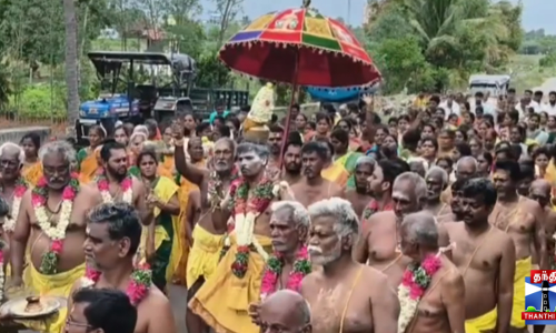 உடலில் கத்தியால் வெட்டிக்கொண்டு விநோத வழிபாடு