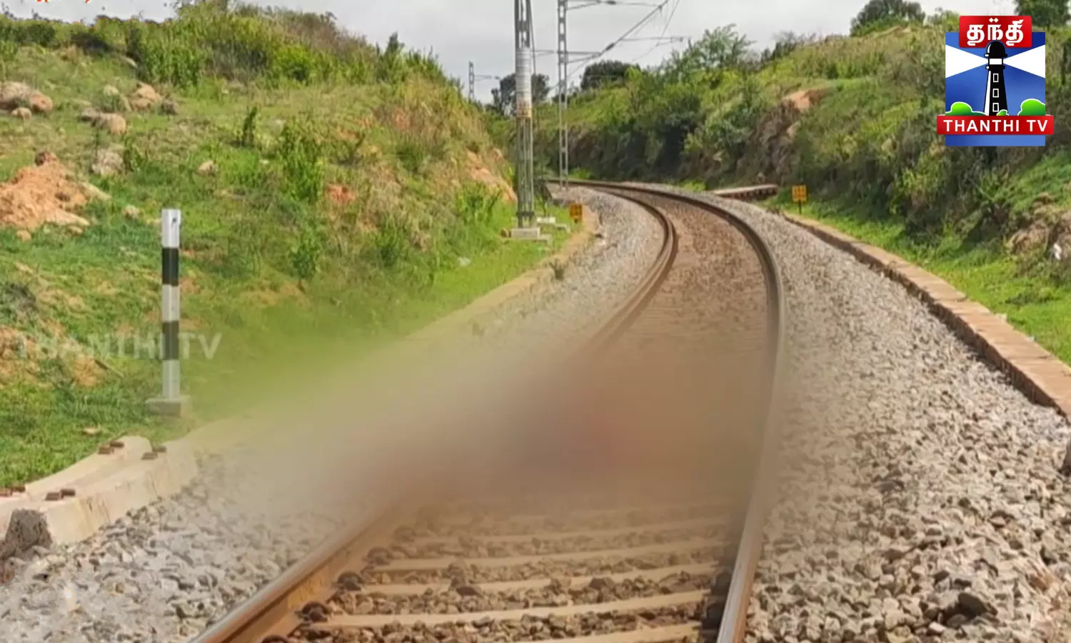 தனியார் நிறுவன ஊழியர் ரயில் முன் பாய்ந்து தற்கொலை தனியார் நிறுவன ஊழியர் ரயில் முன் பாய்ந்து தற்கொலை