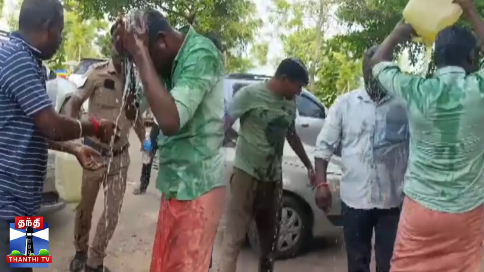 தீக்குளிக்க முயன்ற பாமக தொண்டர்கள் - பரபரப்பு