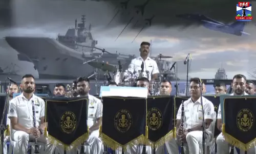 இசை நிகழ்ச்சி செய்து அசத்திய இந்திய கடல் படையினர்