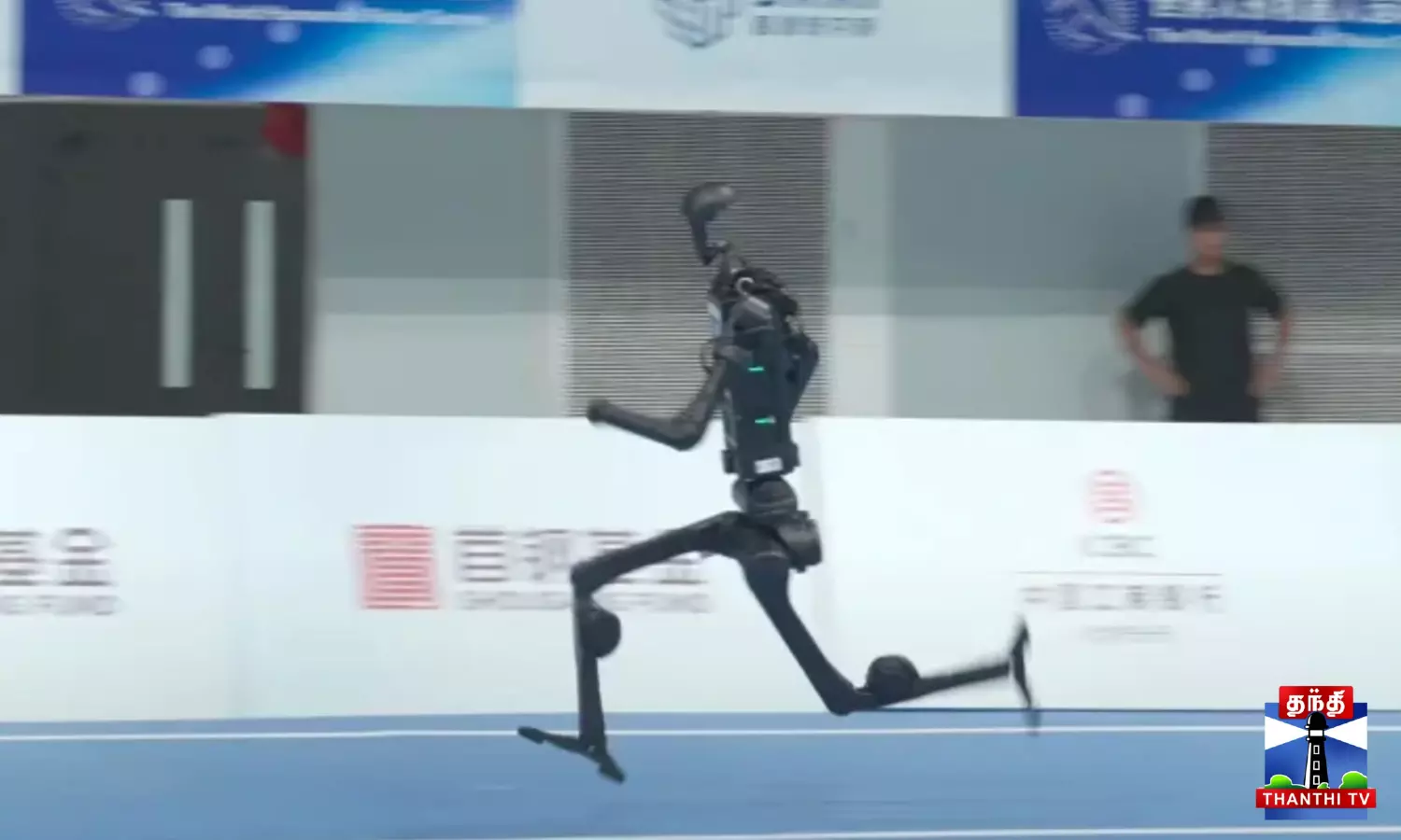 400 மீட்டர் தொடர் ஓட்டம்- சீன ரோபோக்கள் வெற்றி