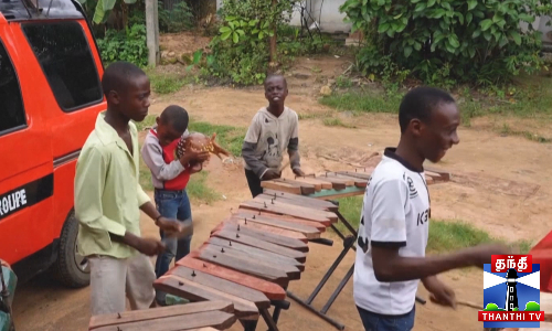 பாரம்பரிய இசைக்கருவியை வாசிக்க சிறார்கள் ஆர்வம்