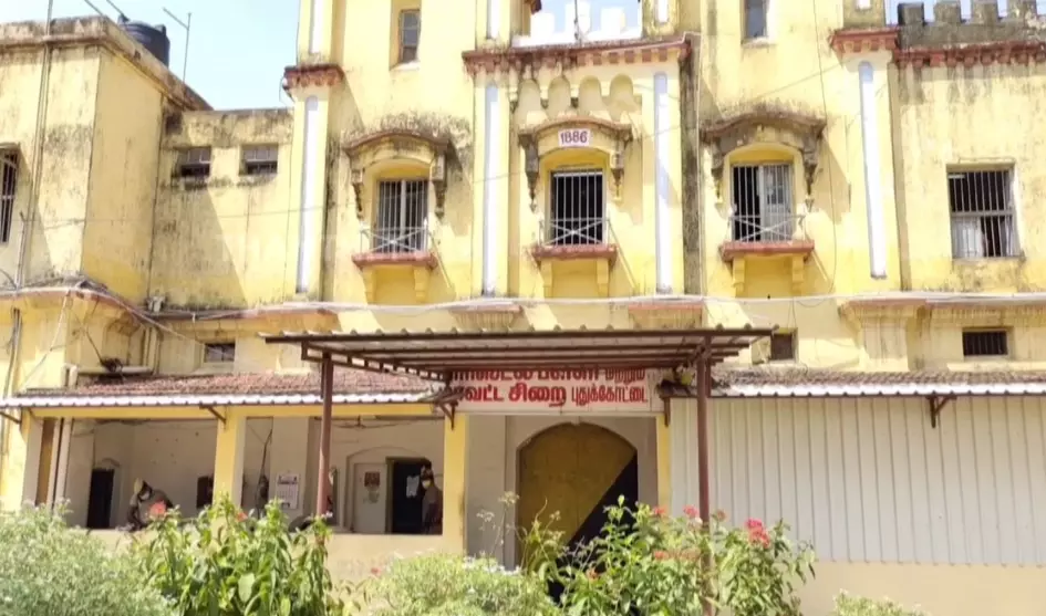 தஞ்சையில் ஆசிரியை கொலை - கைதானவர் தற்கொலை முயற்சி தஞ்சையில் ஆசிரியை கொலை - கைதானவர் தற்கொலை முயற்சி