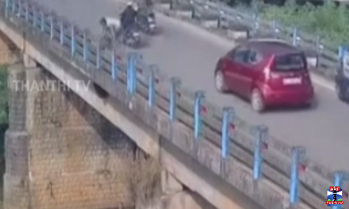 கேரளாவில் 11ம் வகுப்பு மாணவி ஆற்றில் குதித்து தற்கொலை முயற்சி கேரளாவில் 11ம் வகுப்பு மாணவி ஆற்றில் குதித்து தற்கொலை முயற்சி