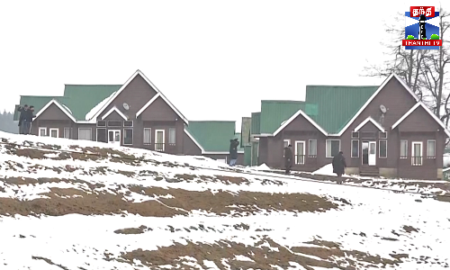 பனிப்பொழிவை ரசிக்க குவியும் சுற்றுலா பயணிகள்...